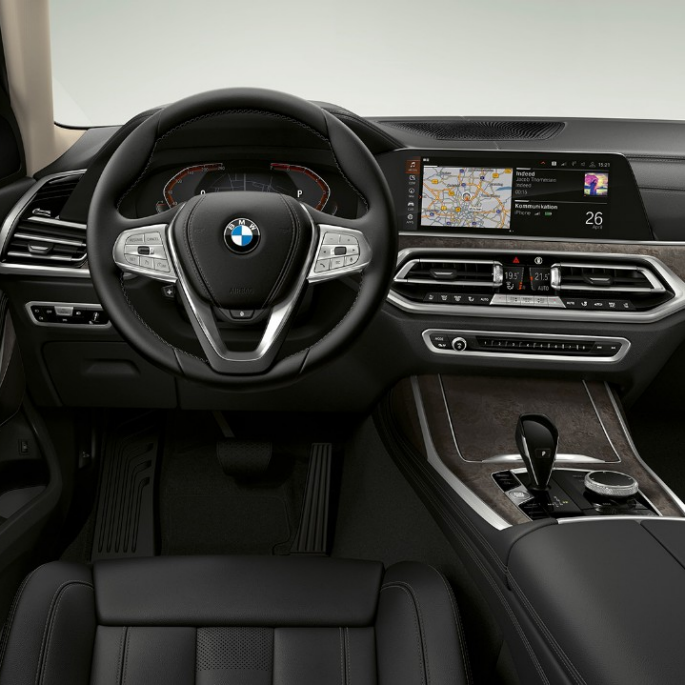 BMW X7, Standard equipment cockpit Frontal close-up of the driver's cockpit of the BMW X7 with standard equipment features
