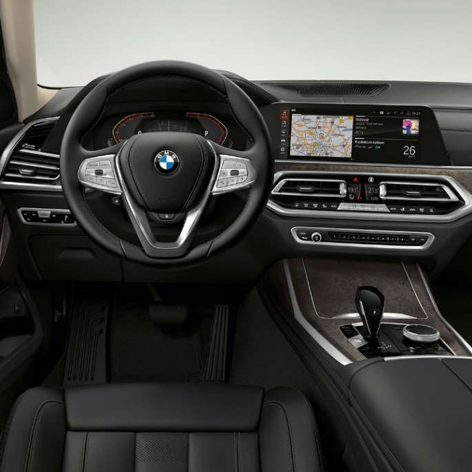 BMW X7, cockpit Frontal close-up of the driver's cockpit of the BMW X7