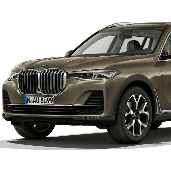 BMW X7 Studio shot of the BMW X7 three-quarter front view in Vermont bronze
