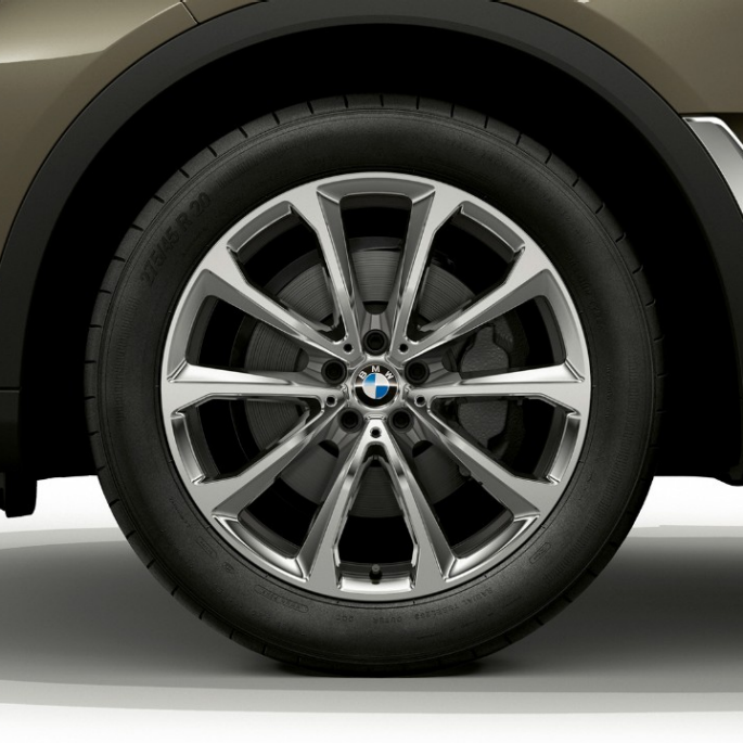 BMW X7, standard equipment light alloy wheel Close-up of the light alloy wheel of the BMW X7 with standard equipment features