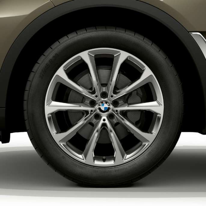BMW X7, light alloy wheel Close-up of the light alloy wheel of the BMW X7